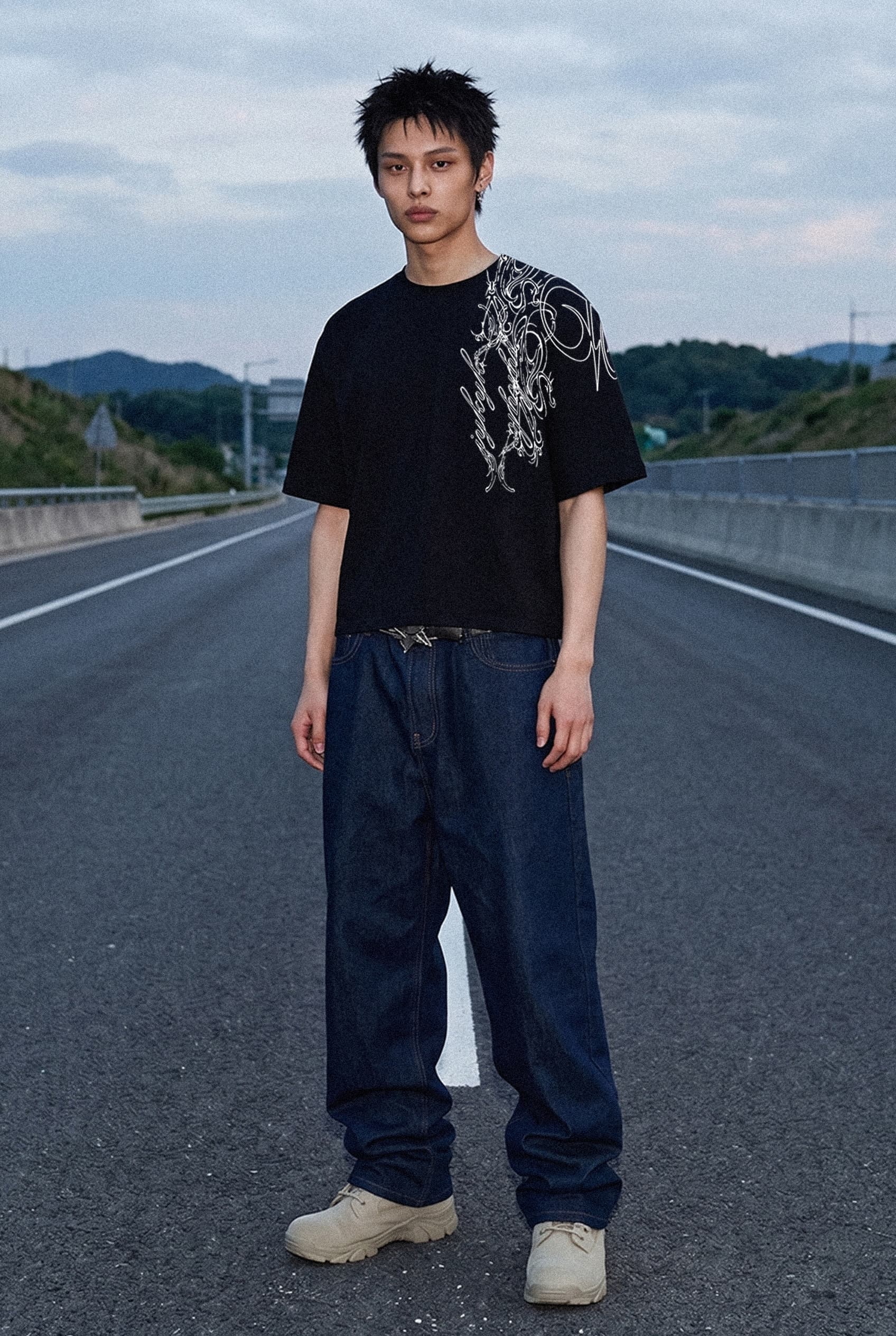 도로 위, IYKYK 티셔츠를 입은 남성 모델