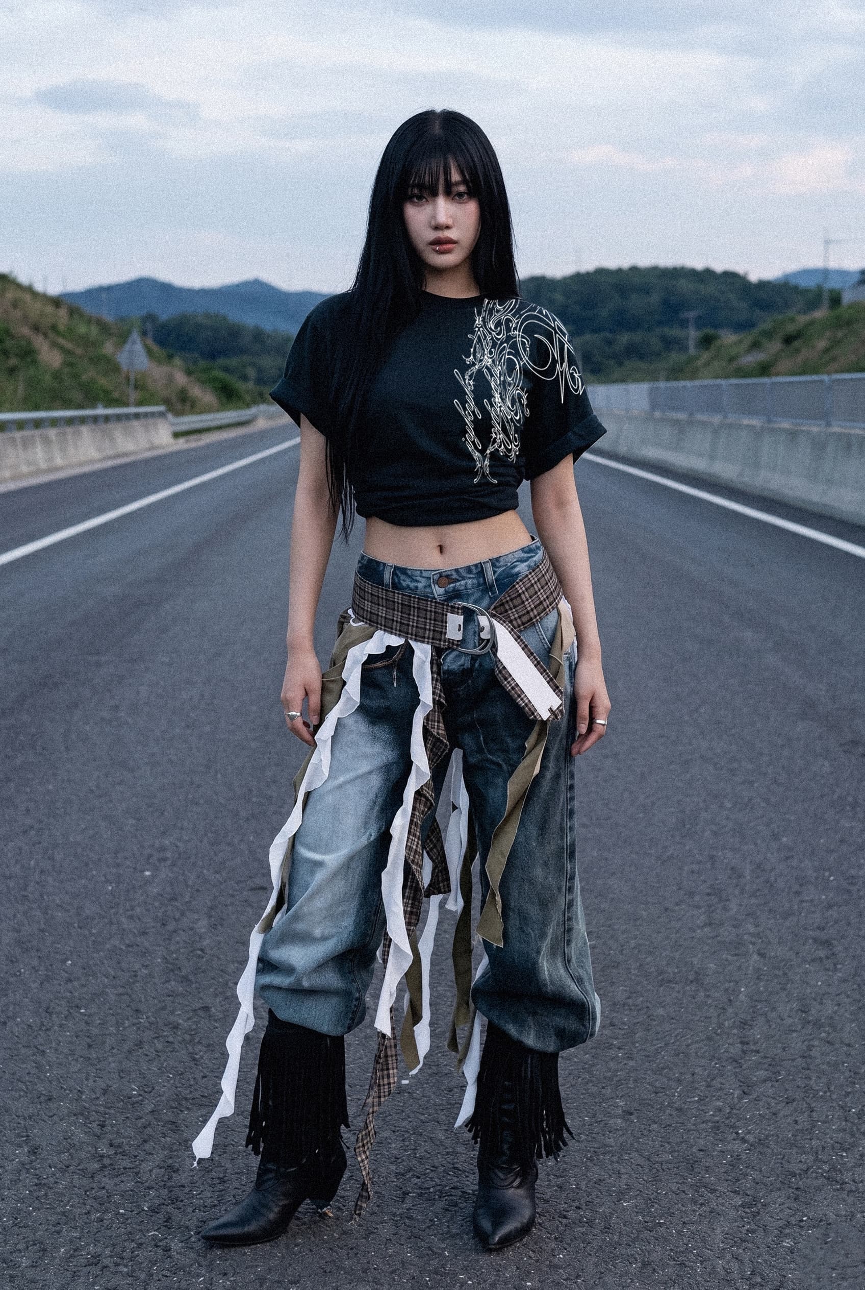 도로 위, IYKYK 티셔츠를 입은 여성 모델