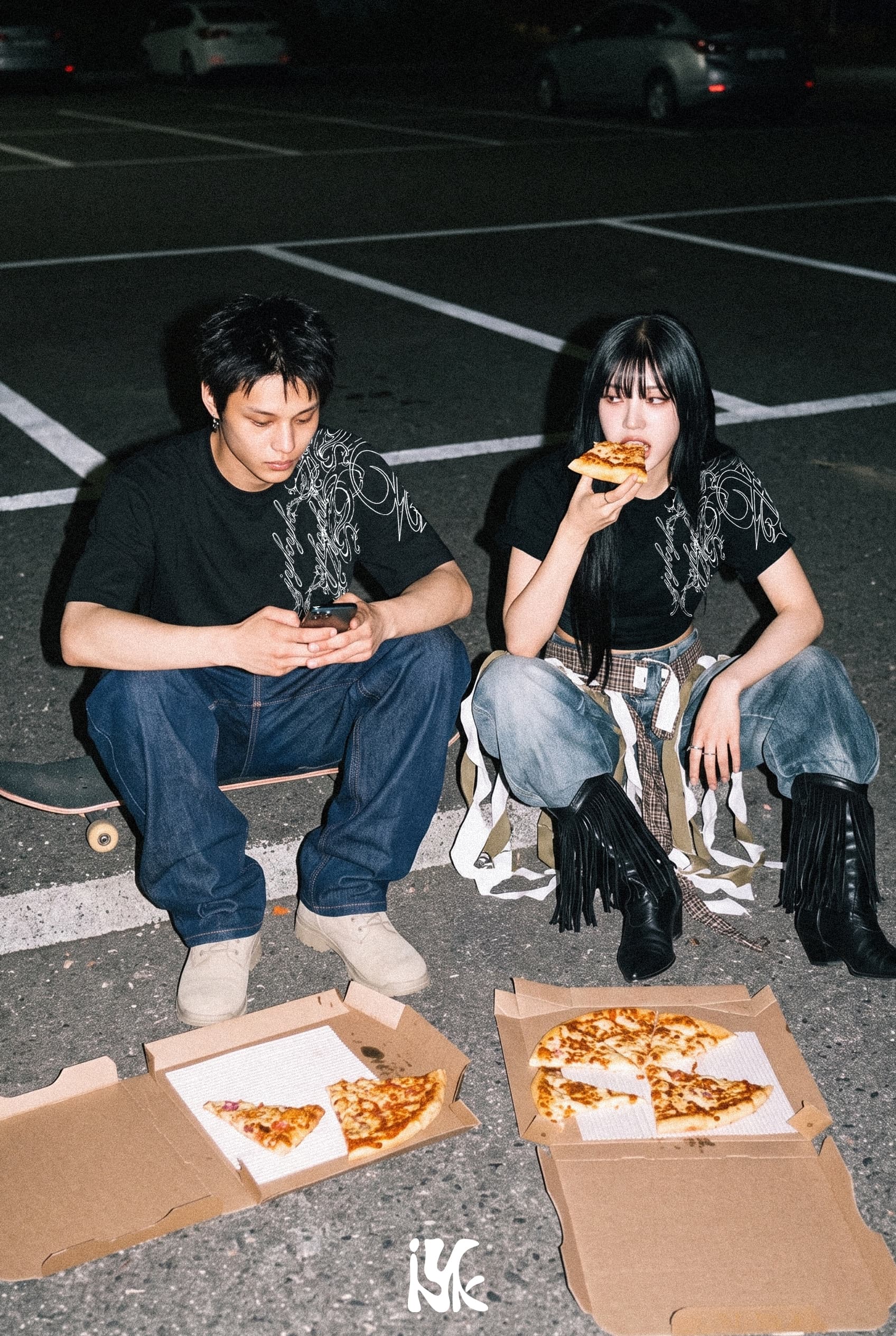 주차장에서 피자를 먹으며 쉬는 모습